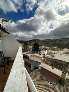 - un balcon offrant une vue sur la ville dans l'établissement Casa Flores, à Montecorto