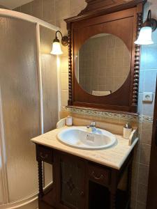 La salle de bains est pourvue d'un lavabo et d'un miroir. dans l'établissement Casa Flores, à Montecorto