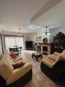 - un salon avec deux canapés et une table dans l'établissement Casa Flores, à Montecorto
