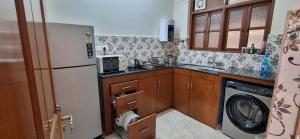 Dapur atau dapur kecil di Majorda Coastal Homestay