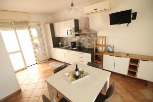 Kuchyň nebo kuchyňský kout v ubytování Mare Di Pazze