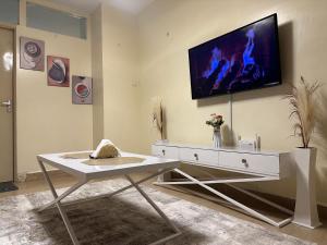 Televisyen dan/atau pusat hiburan di Winlee Suites