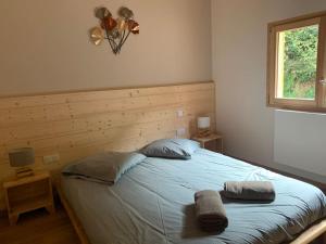 1 dormitorio con 1 cama con 2 almohadas en Chalet le jardin de fées, en Saint-Gervais-les-Bains