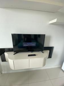 TV a/nebo společenská místnost v ubytování City Center Residence