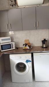 cocina con lavadora y microondas en Apartamento Fabian, en Guardiola de Berguedà