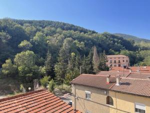 a view of a mountain with trees and buildings at Apartamento Fabian in Guardiola de Berguedà