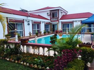 een villa met een zwembad in een resort bij Petite Flower Guest House in Talata-maty