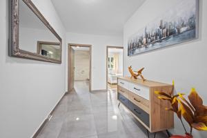 Zdjęcie z galerii obiektu SPECIAL OFFER! NEW LUXURY APARTMENT with pool, fitness, outdoor bar&grill w mieście Buje