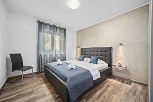 Postel nebo postele na pokoji v ubytování SPECIAL OFFER! NEW LUXURY APARTMENT with pool, fitness, outdoor bar&grill + 33 fotografií