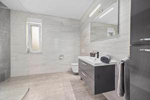 Łazienka w obiekcie SPECIAL OFFER! NEW LUXURY APARTMENT with pool, fitness, outdoor bar&grill