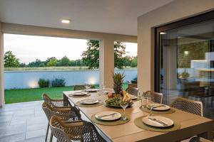 Zdjęcie z galerii obiektu SPECIAL OFFER! NEW LUXURY APARTMENT with pool, fitness, outdoor bar&grill w mieście Buje