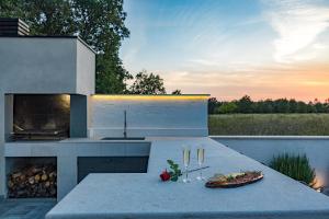Balkon lub taras w obiekcie SPECIAL OFFER! NEW LUXURY APARTMENT with pool, fitness, outdoor bar&grill