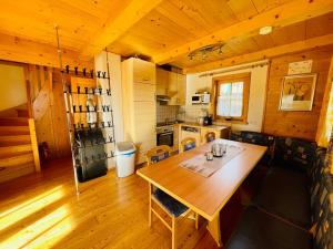 een keuken met een houten tafel in een huisje bij Ferienhaus Kärnten Stückler in Hochrindl