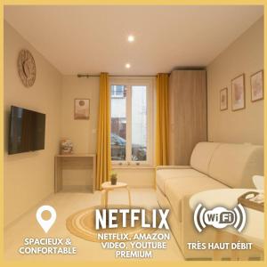een hotelkamer met een bed en een raam bij Le Lion - Plain-pied, WIFI, YT Premium - 2RFHomes in Château-Thierry