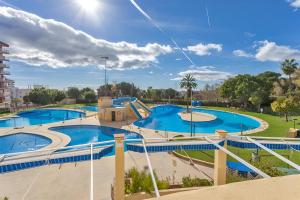 vista sulla piscina di un resort di LUXURY SUITES MINERVA beach a Benalmádena