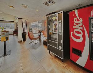 einen Coca-Cola-Automaten im Zimmer in der Unterkunft Discovery Inn in Midvale