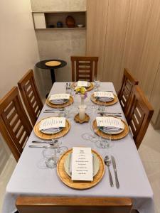 stół z talerzami i kieliszkami do wina w obiekcie Privée Homestay w mieście Davao