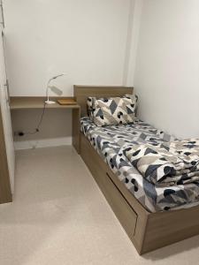 um quarto com uma cama com um candeeiro em Privée Homestay em Dávao