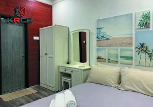 1 dormitorio con 1 cama, armario y escritorio en KRCB Corner Lot Holiday Home Semenyih en Semenyih
