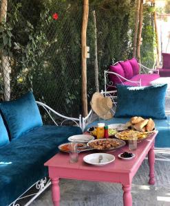 - une table avec un plateau de nourriture dans l'établissement auberge touristique zriouila, à Guelmim