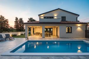 Basen w obiekcie SPECIAL OFFER! NEW LUXURY APARTMENT with pool, fitness, outdoor bar&grill lub w pobliżu