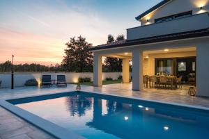 Basen w obiekcie SPECIAL OFFER! NEW LUXURY APARTMENT with pool, fitness, outdoor bar&grill lub w pobliżu