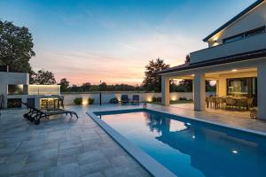 basen na podwórku domu w obiekcie SPECIAL OFFER! NEW LUXURY APARTMENT with pool, fitness, outdoor bar&grill w mieście Buje