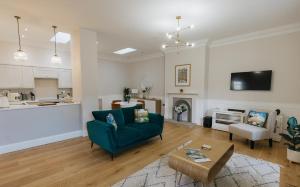 uma sala de estar com um sofá e uma mesa em SWALEDALE, OLD SCHOOL ROOMS - Luxury Apartment in Richmond, North Yorkshire em Richmond