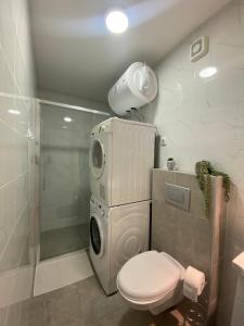 y baño con lavadora y aseo. en Apartman Marsalforn, en Veternik