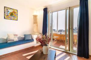 - un salon avec un canapé bleu et une table dans l'établissement La terrazza sul cielo, à Catane
