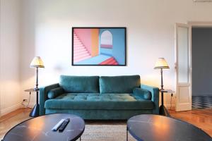 sala de estar con sofá y mesa en Adelaide Elegant apartments en Milán
