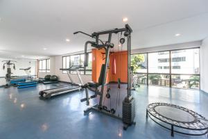 einen Fitnessraum mit mehreren Laufbändern in einem Zimmer in der Unterkunft Flat 1701 - PortoMar Home Club in Recife
