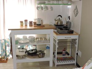 cocina con encimera con ollas y sartenes en Droom Verlore, en Jeffreys Bay