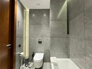 ein Badezimmer mit einem WC und einer Badewanne in der Unterkunft Deluxe Apartment in Taschkent