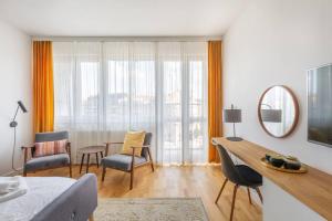 ブダペストにあるCozy&Stylish at the Eastern Railway St. w Balconyのベッドとテーブルと椅子のある寝室
