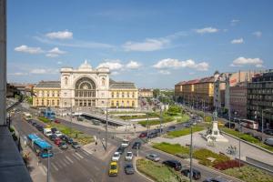 ブダペストにあるCozy&Stylish at the Eastern Railway St. w Balconyの大きな建物と車の通りを持つ都市