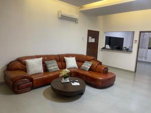 Un televizor și/sau centru de divertisment la TD Guest House 8-Villa Sky