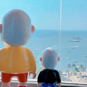 two children looking out of a window at the ocean at EDGE Sea View Holiday inn Pattaya Central in Pattaya +134 photos