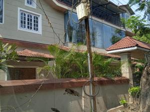 una casa con un poste de electricidad delante de ella en Casa Coutinho, en Porvorim