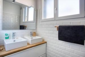 un bagno con due lavandini e uno specchio di L'Oasis Urbaine à Angoulême - Pro ou Groupe ad Angoulême