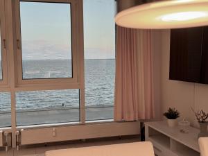 Zimmer mit einem großen Fenster und Meerblick in der Unterkunft Strand-Penthouse, 128 qm, Maisonette, Parkplatz in Wilhelmshaven