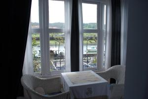 a table and chairs in front of a large window at Casa de marinos UribeKosta in Plentzia
