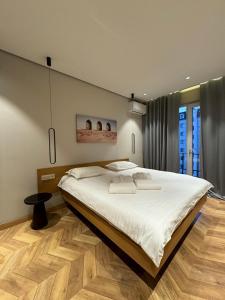 ein Schlafzimmer mit einem großen Bett mit weißer Bettwäsche in der Unterkunft Deluxe Apartment in Taschkent