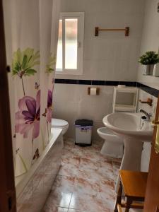 ein Badezimmer mit einem Waschbecken, einem WC und einer Badewanne in der Unterkunft Apartamento Pablo in El Bosque