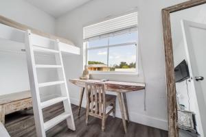 TV a/nebo společenská místnost v ubytování Treehouse Hotel