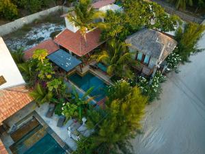an overhead view of a house and a swimming pool at Villa Cajuiero Inn in Prea