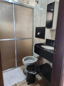 uma casa de banho com um WC e um lavatório em Chalés Juliana Casa 1 em Monte Verde