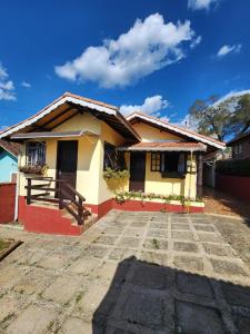 una casa con un cielo azul al fondo en Chalés Juliana Casa 1, en Monte Verde 38 fotos más