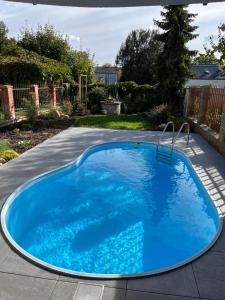 una piscina en un camino de entrada con una piscina azul en Sunny apartment, en Olomouc