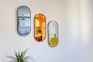 una stanza con tre specchi su una parete di L'Oasis Urbaine à Angoulême - Pro ou Groupe ad Angoulême Altre 35 foto